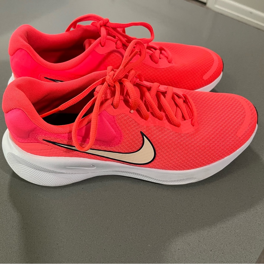 Nike Revolution 7 Hot Punch Road Running
Shoes-Size 9.5-EUC - Picture 5 of 8